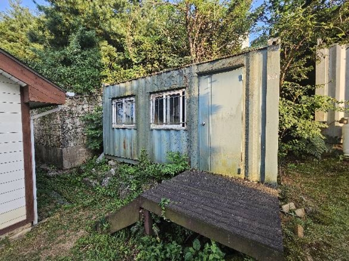 제시 목록 2 및 위 지상 제시 목록 1 전경(부속건물 컨테이너박스)