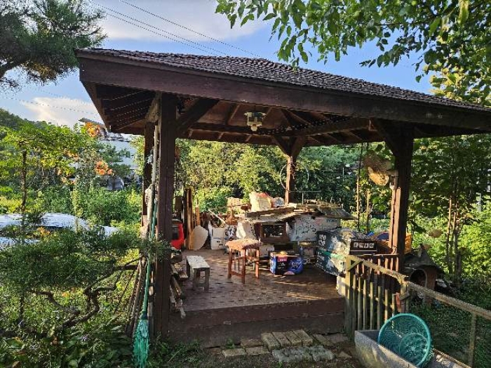 제시 목록 2 및 위 지상 제시 목록 1 전경(부속건물 정자)