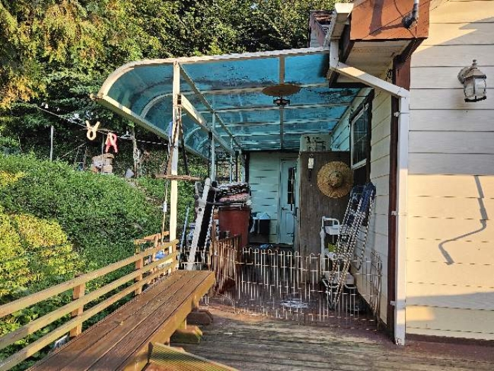 제시 목록 2 및 위 지상 제시 목록 1 건물에서 달아낸 제시외 비가림 구조물 전경