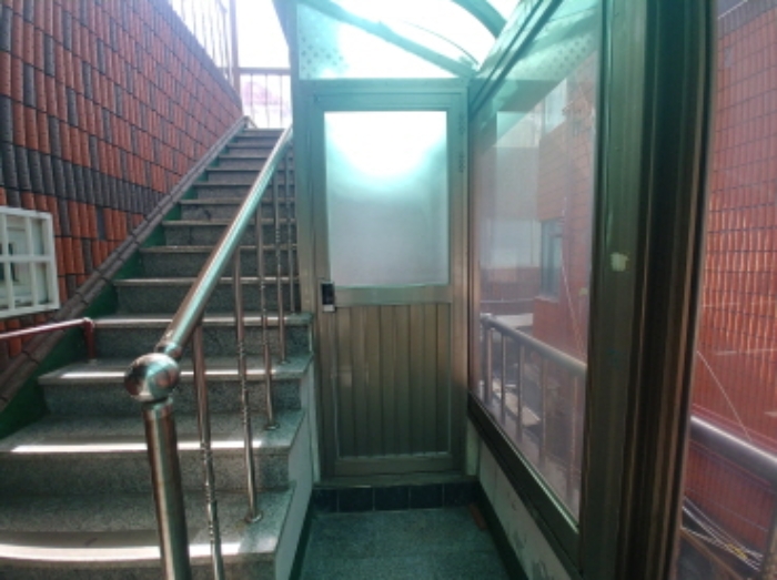 2층 시설물(폐문) 모습