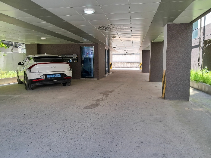 주차장 및 출입구