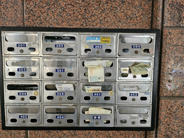 본 건물 1층 현관 옆에서 촬영