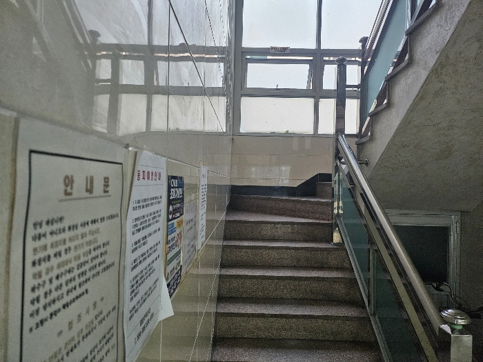 본건 1층 현관에서 계단방향 촬영