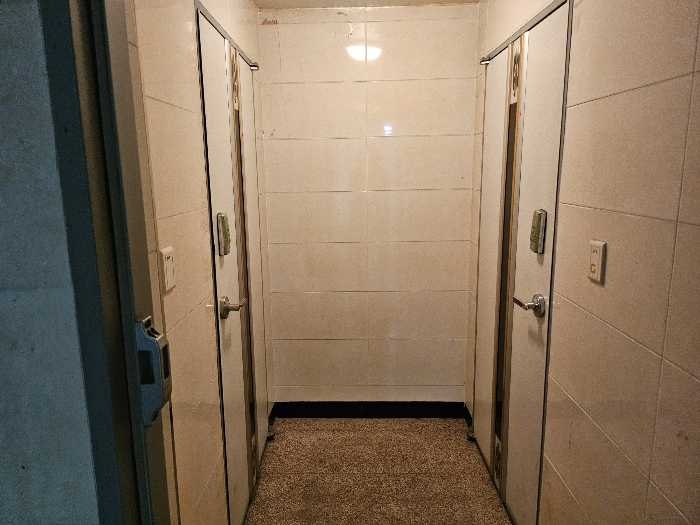 본 건물 3층 복도에서 촬영