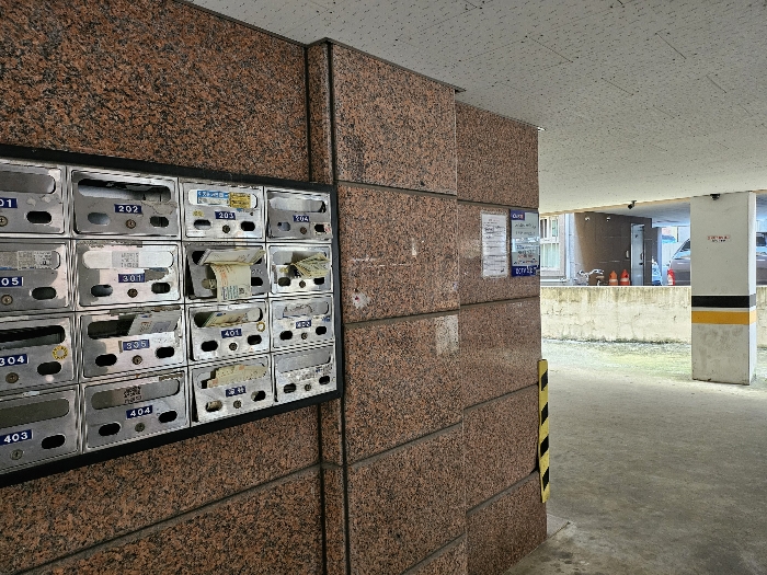 본 건물 1층 현관 옆에서 촬영