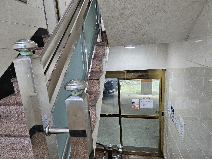 본건 1층 현과 내에서 현관외부촬영