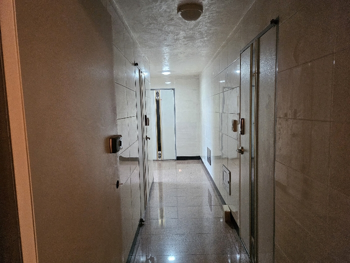 본 건물 3층 복도에서 촬영