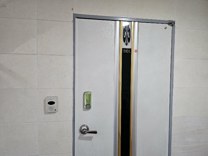 본건물 3층 복도에서 촬영