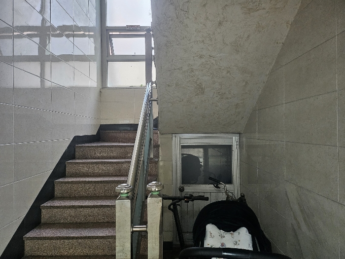 본건 1층 현관 밖에서 현관내부 촬영