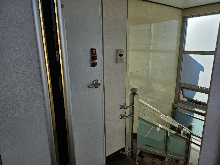 본건물 옥탑 계단실에서 촬영