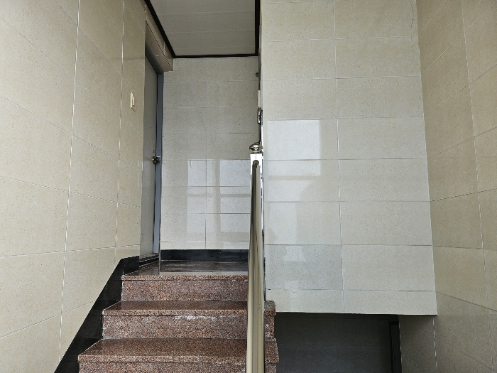 본 건물 옥탑 내부계단에서 촬영