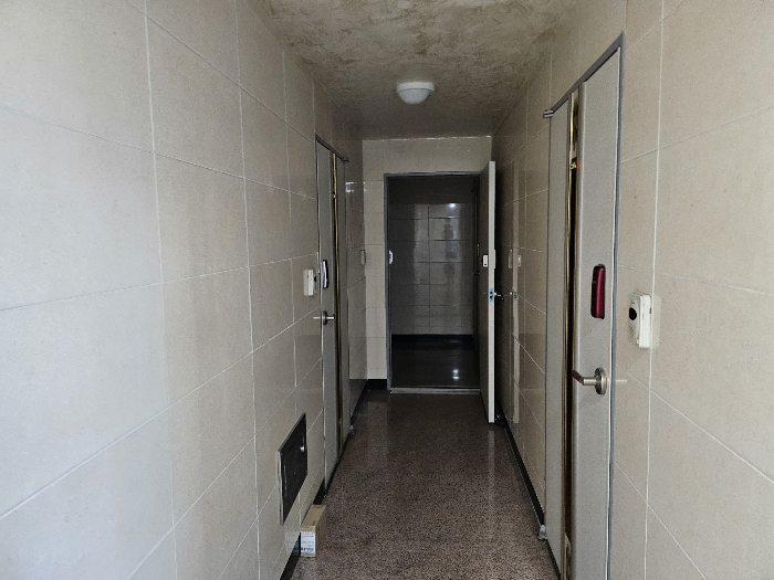 본건물 3층 복도에서 촬영