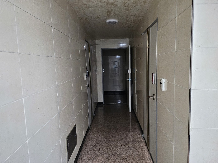 본 건물 2층 복도에서 촬영