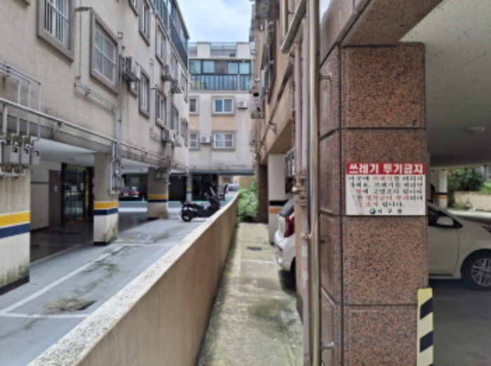 건물 좌측 모습