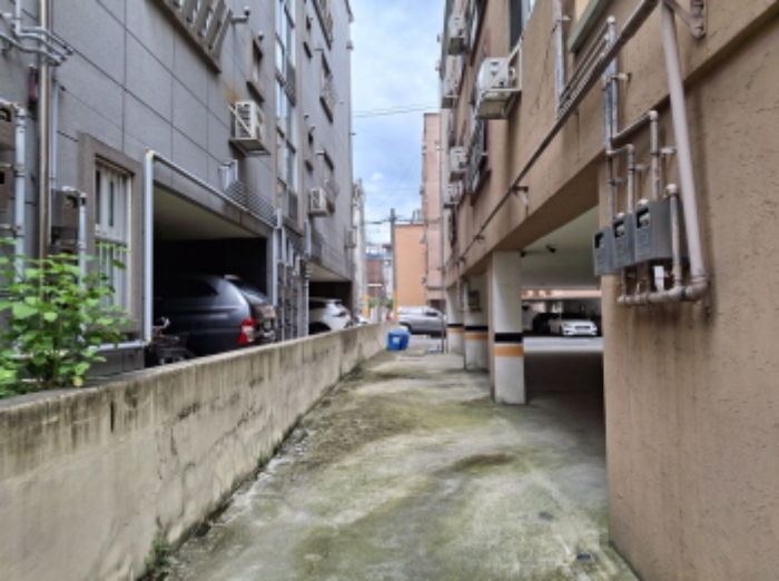 건물 우측 모습