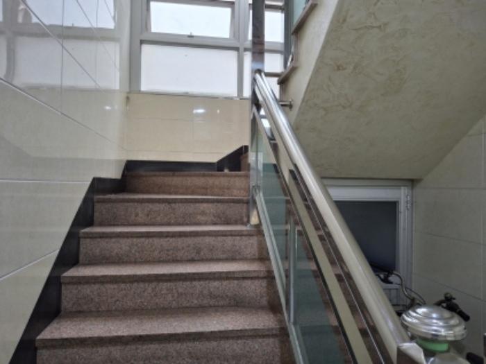 1층 계단실 모습