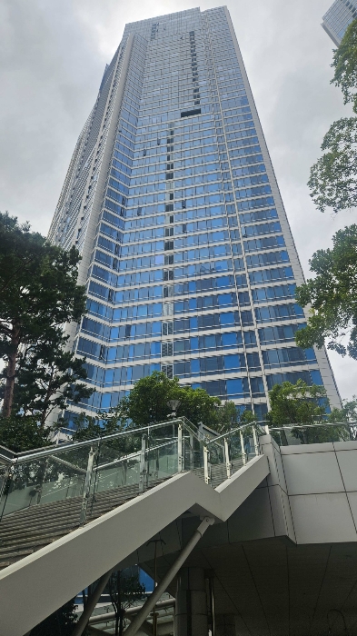 [본건 전경과 부근상황--동측에서 촬영]