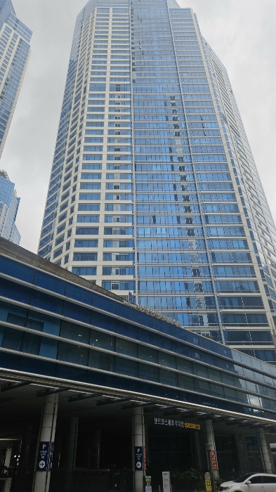 [본건 전경과 부근상황--북서측에서 촬영]