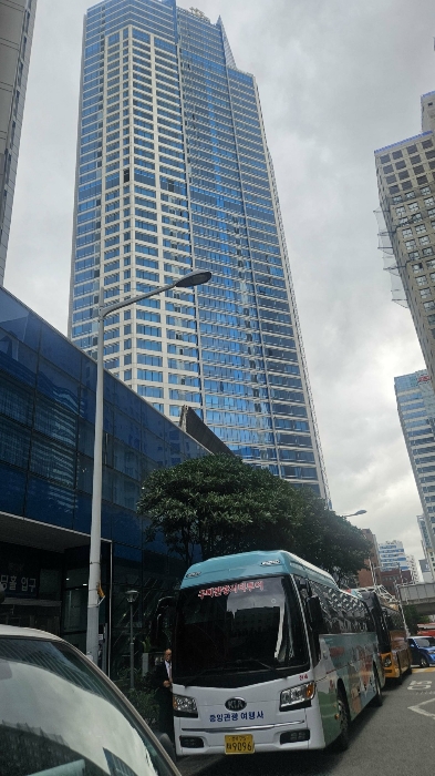 [본건 전경과 부근상황--서측에서 촬영]