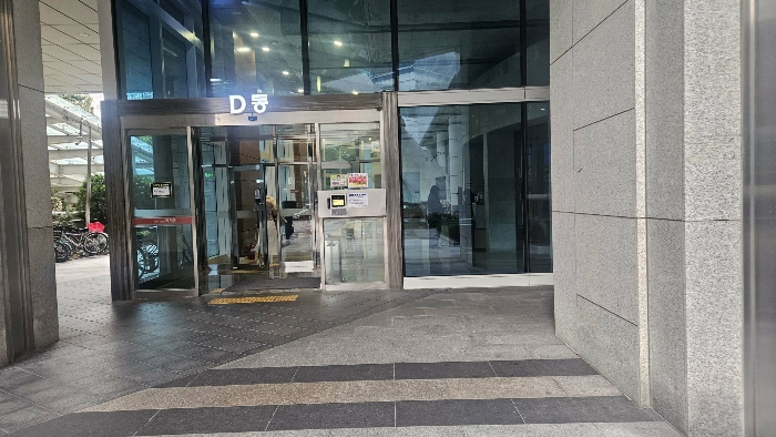 [1층 공동출입구]