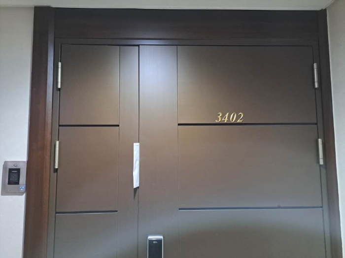 본건 3402호 현관문