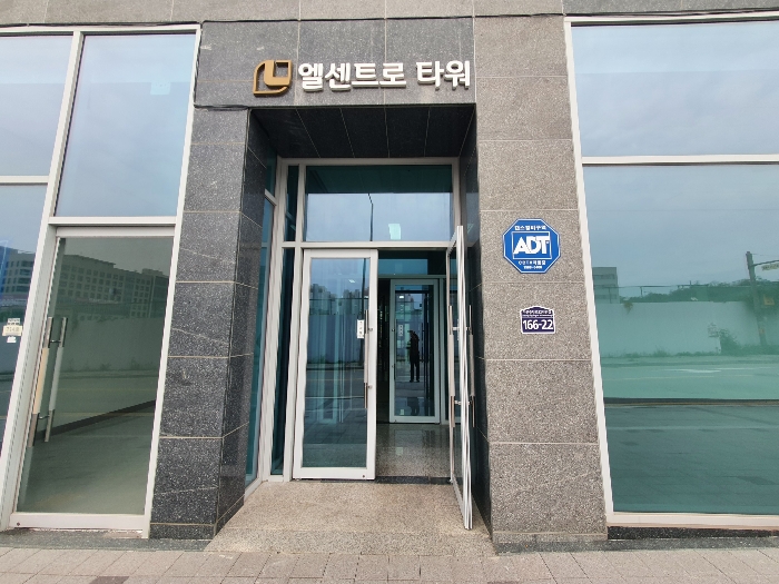 본 건 남 측 공 용 출 입 구