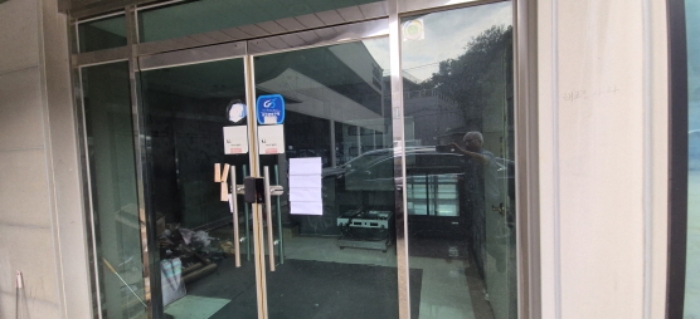 2층 공동현관 출입문(목록2)(현황조사 안내문 부착)