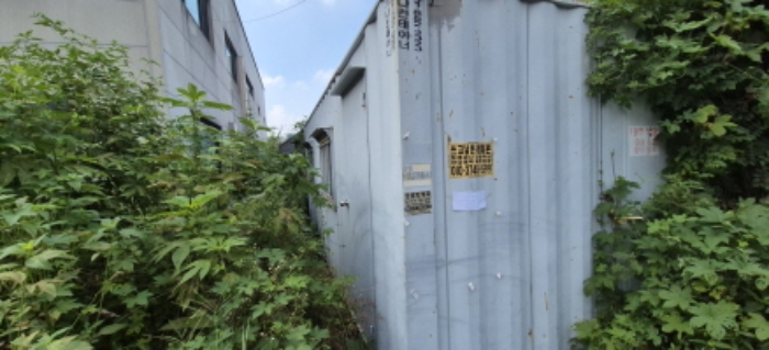 제시외 컨테이너(현황조사 안내문 부착)