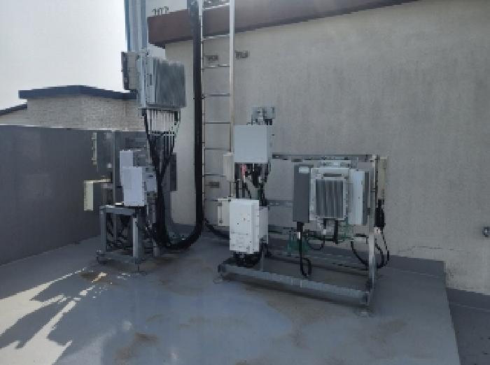 옥상에 설치되어 있는 통신시설