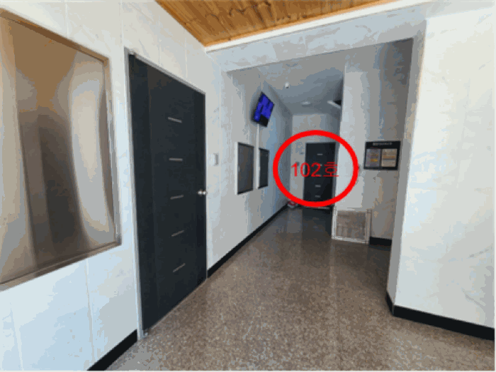 본건 건물 1층 사무소(현황"다중주택") 부분 출입문 전경