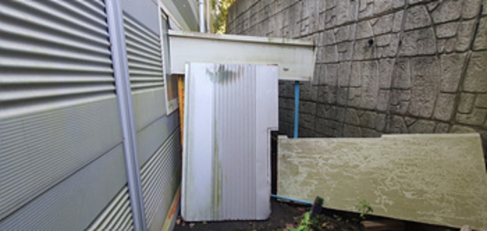 제시 건물 (나)창고 뒤쪽-제시외 단층 창고