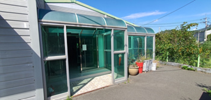 제시 건물 (다)사무실 앞쪽-제시외 샤시조 현관