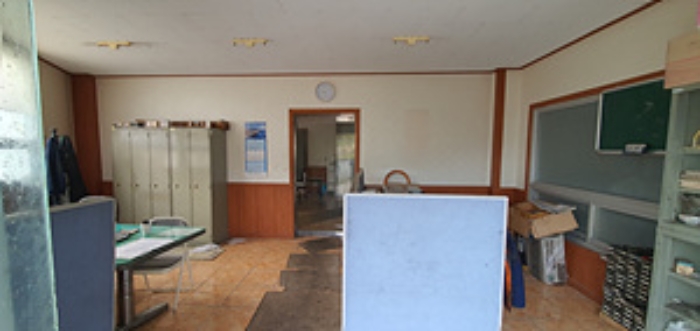 기호 2 토지위의 제시외 건물-1층식당 전경