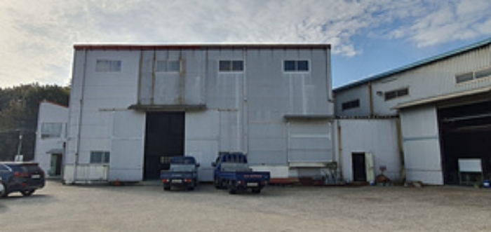 기호 3의 제시목록 부속 단층창고 및 사무실 및 제시외 건물(증축 창고 및 공장일부) 전경