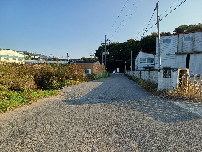 동측 도로 및 주변환경