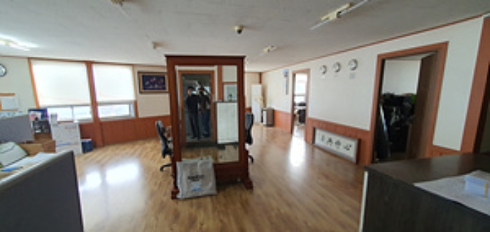 기호 2 토지위의 제시외 건물-2층사무실 전경