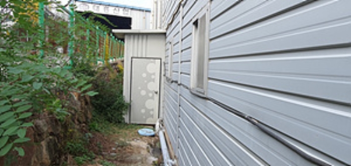 기호 2 토지위의 제시외 건물-1,2층(식당,사무실) 뒤쪽 보일러실 전경