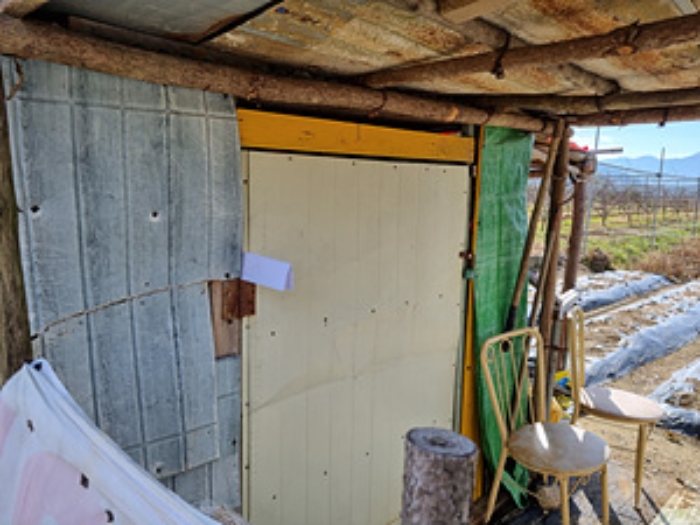 농막에 안내문 게시