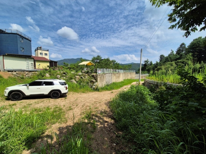 본건 진출입로 및 주변 전경