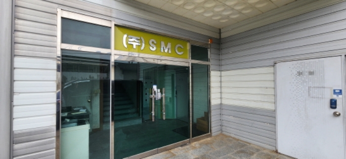 본건 오른쪽 건물 1층 안내문