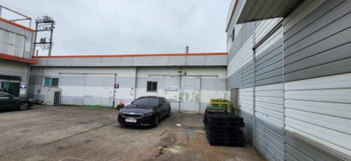 본건 제시외 가운데 창고건물 및 주변