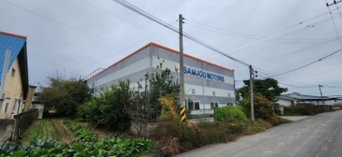 본건 왼쪽 건물 및주변