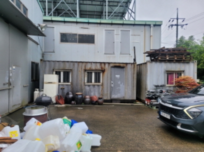 제시 외 컨테이너 2동 존재함.