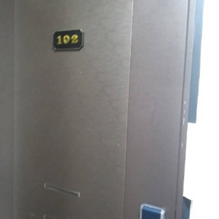 세대 출입문(102호)