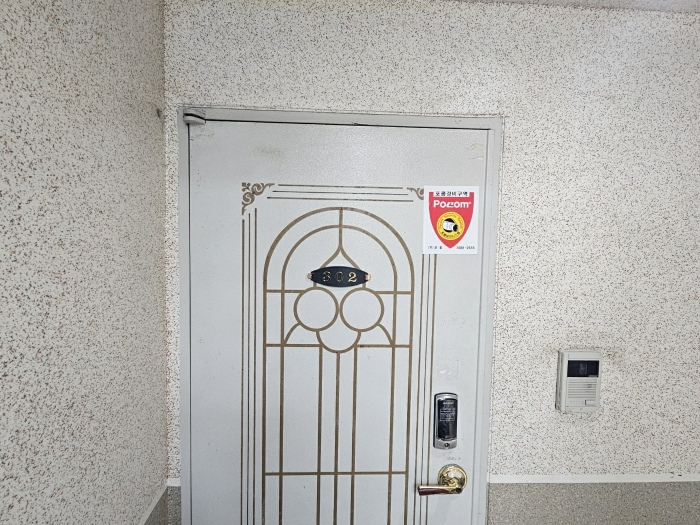 3층 302호 출입문