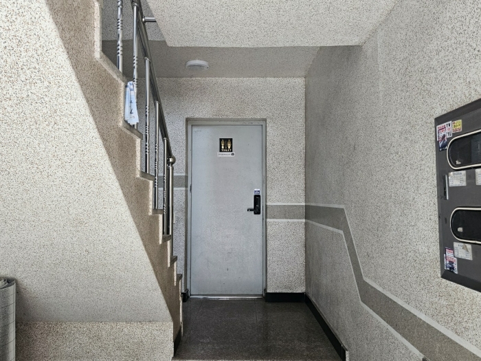 1층 복도와 화장실(1층, 2층 전용)