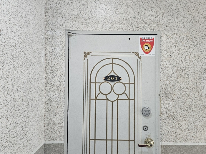 2층 201호 출입문