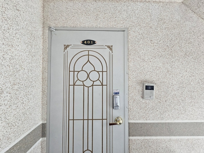 4층 401호 출입문