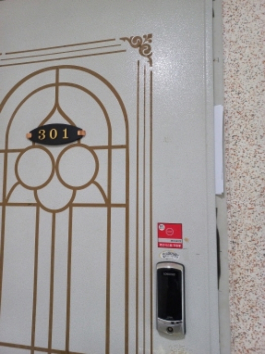 3층 301호 세대출입문