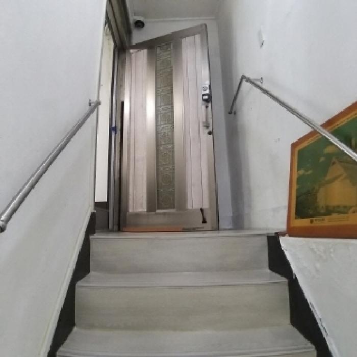 1층에서 2층으로 올라가는 계단